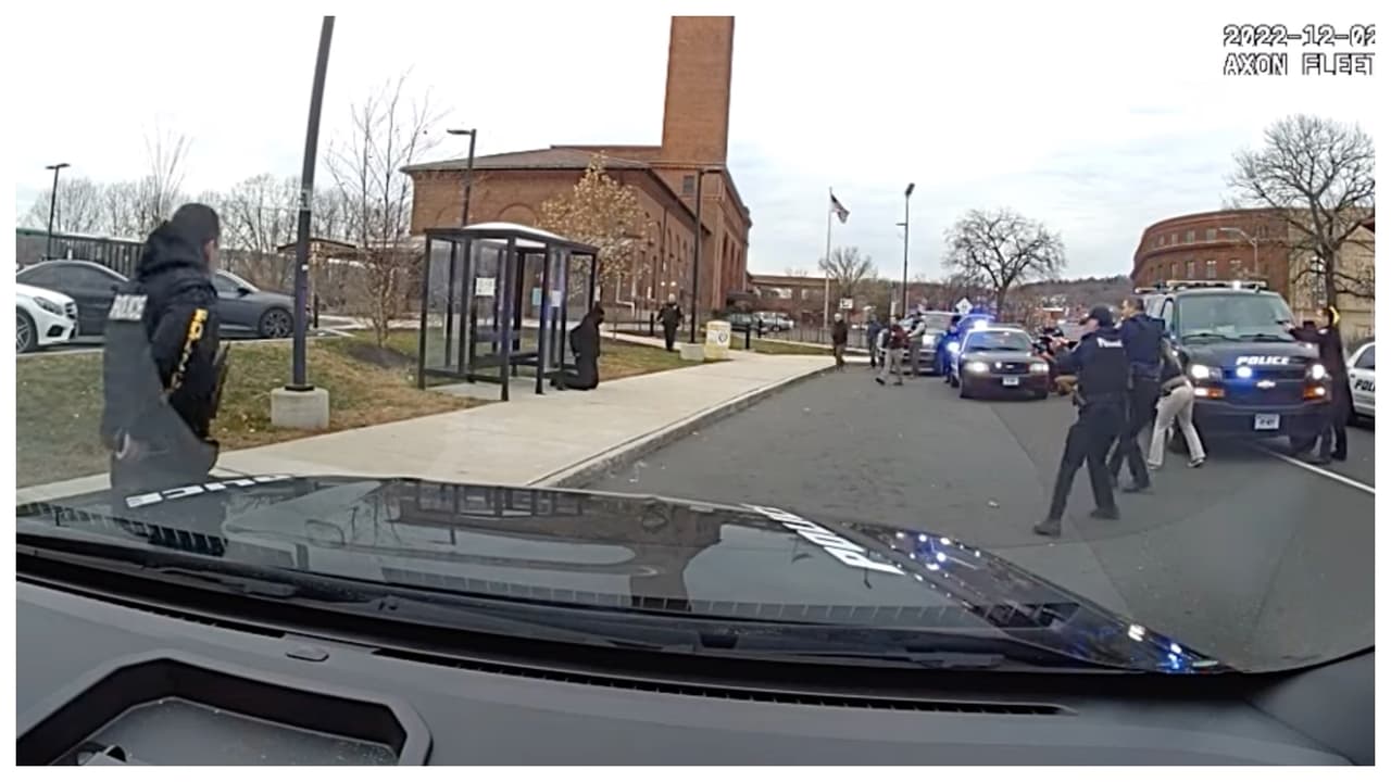 Los policías le gritaron que se pusiera sobre el suelo, y que se entregara.