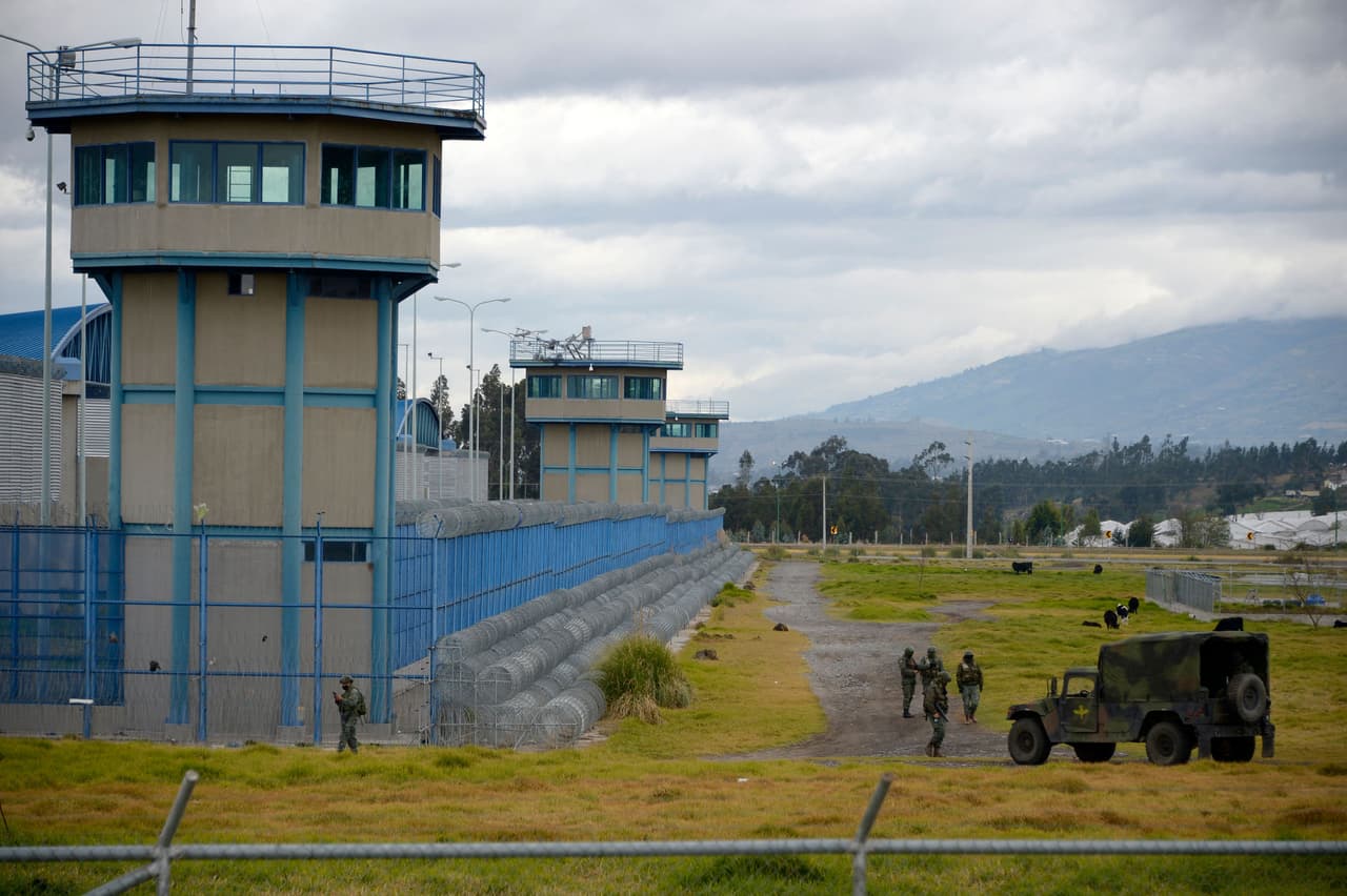 <a href="https://www.univision.com/temas/ecuador">Ecuador</a>
<b> </b>declaró este jueves en estado de emergencia su sistema penitenciario luego de dos amotinamientos que dejan 22 
<a href="https://www.univision.com/temas/presos">reclusos</a> muertos y unos 70 heridos, según el balance más reciente de las autoridades. En medio de la revuelta también fue violada una policía, señaló la ministra de Gobierno, Alexandra Vela, que tildó de "repudiable" el hecho. Desde la andina provincia de Cotopaxi, donde hubo el mayor número de víctimas, el presidente 
<a href="https://www.univision.com/local/nueva-york-wxtv/ecuador-se-inclina-por-el-banquero-conservador-guillermo-lasso-en-la-votacion-presidencial">Guillermo Lasso</a> declaró "el estado de emergencia en el sistema carcelario".