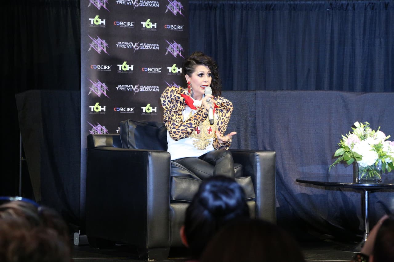 Alejandra Guzmán y Gloria Trevi respondieron a las preguntas de los medios que se dieron cita en la ciudad angelina para platicar acerca de su gira 'Versus'.