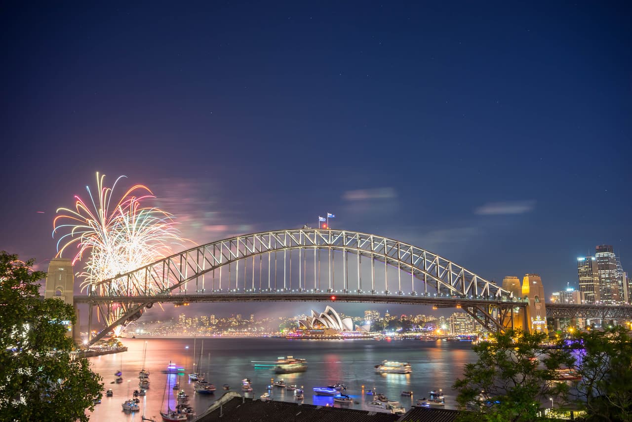<b>Sidney </b>
<br>
<br>La ciudad más grande de Australia sigue adelante con sus planes de año nuevo, pero el evento principal requerirá boletos a los asistentes. Aunque no se exigirá la vacunación completa, las autoridades las recomiendan a los que deseen estar en el evento.
<br>