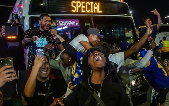 La euforia fue incontenible tras el histórico triunfo del equipo de 
<a href="https://www.univision.com/local/los-angeles-kmex/esto-es-historico-fanaticos-de-los-rams-ya-estan-en-las-calles-de-los-angeles-celebrando-el-super-bowl-video" target="_blank">Los Rams. </a>