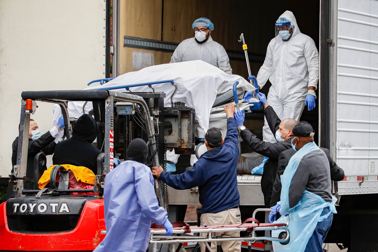 <b>Cuerpos en camiones refrigeradores.</b> En Nueva York el sistema hospitalario se ha comprometido por la cantidad de pacientes que han requerido ayuda para sobrepasar el covid-19. Es el estado con más infectados y fallecidos. En la fotografía, una víctima de la pandemia que fue llevada en un montacargas a un camión refrigerador en la ciudad de Nueva York, el 31 de marzo. 
<b><a href="https://www.univision.com/noticias/salud/mapas-del-nuevo-coronavirus-se-reportan-17-muertos-en-eeuu-y-suben-los-casos-en-america-latina">Vea el coronavirus en gráficos: estos mapas te muestran el impacto global</a></b>