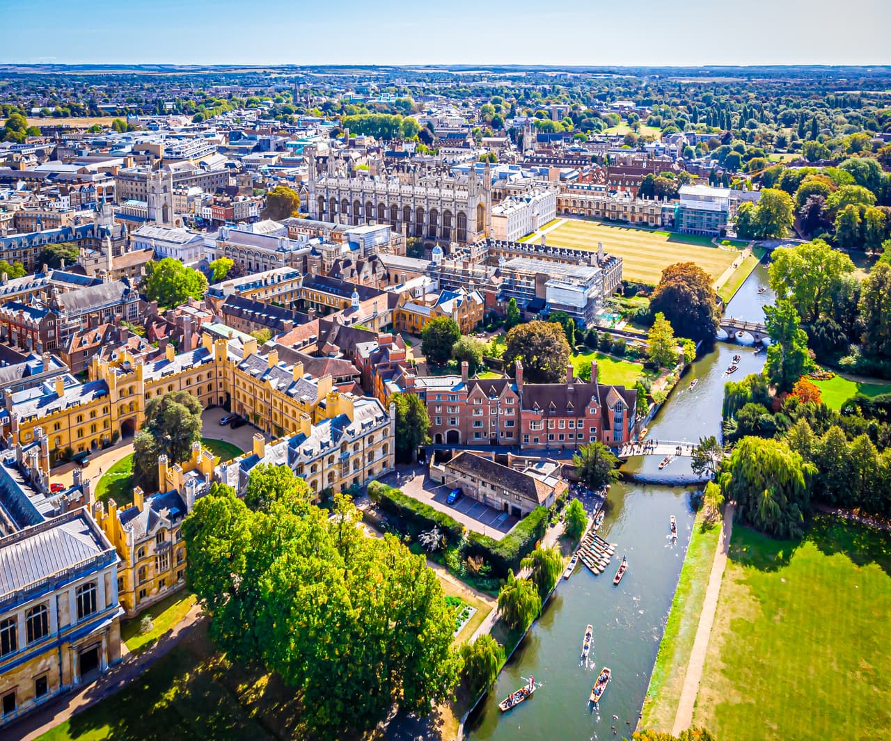 <h3 class="cms-H3-H3">6.<b> </b>Cambridge, Reino Unido</h3>
<br>
<br>La cultura de la bicicleta es tal que uno de cada cuatro residentes usa este medio de transporte para ir al trabajo, gracias a las más de 80 millas de carriles disponibles. Diversos caminos pueden incluso recorrer las cercanías de la prestigiosa Universidad de Cambridge, 
<b>además de poder disfrutar de la llamativa <a href="https://www.univision.com/temas/arquitectura">arquitectura</a> gótica de la ciudad y aprovecharla para tomar buenas fotos. </b>
<br>