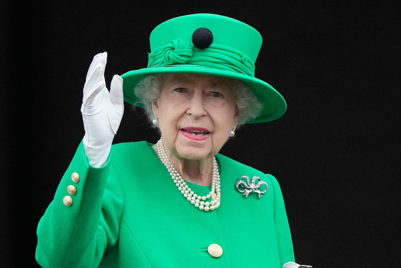 <b><a href="https://www.univision.com/noticias/mundo/muere-reina-isabel-ll">Isabell II, reina del Reino Unido </a></b>
<br>
<br>La monarca murió el 8 de septiembre a los 96 años en el castillo de Balmoral, en Escocia, rodeada de la familia real. 
<br>
<br>Durante 70 años en el trono británico y gobernar más tiempo que cualquier otro monarca en la historia británica, Isabel II se convirtió en una importante figura y querida en todo el mundo durante el siglo XX, desde aquel 6 de febrero de 1952, cuando se convirtió en reina, con tan solo 25 años, cuando recibió la noticia de la muerte del rey, su padre Jorge VI, mientras se encontraba en Kenia. 
<br>
<br>
<br>
<br>