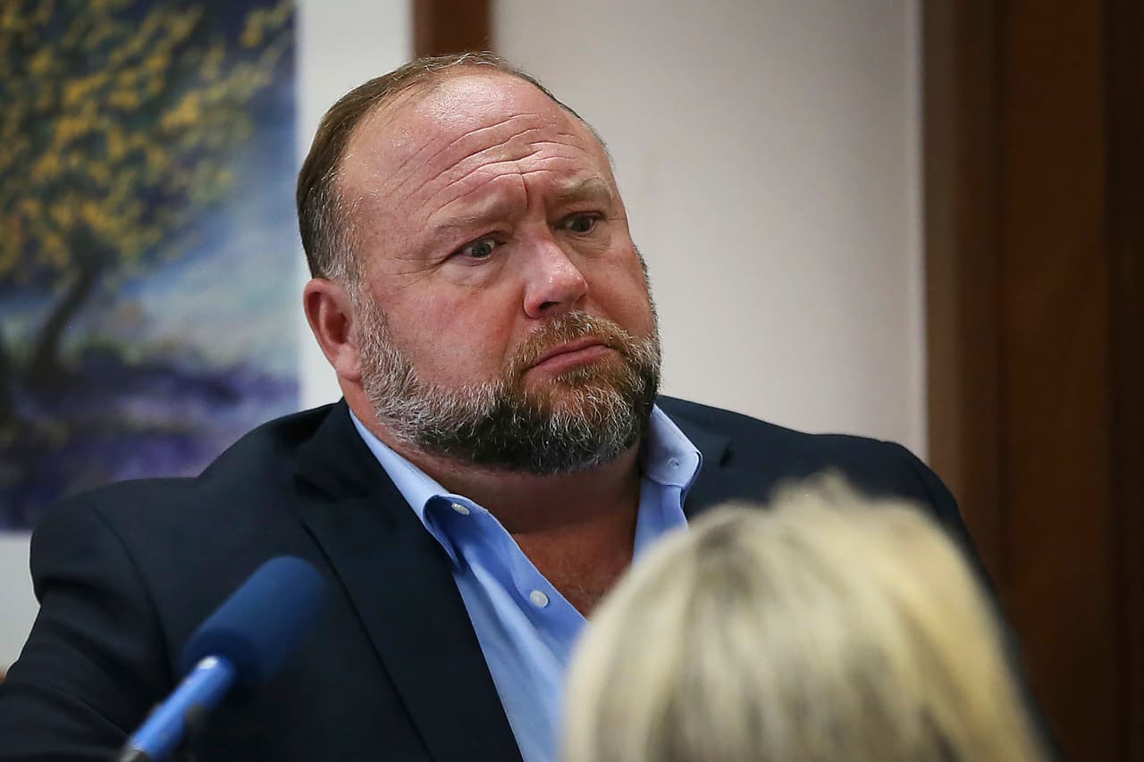 Ordenan a Alex Jones pagar una indemnización de $965 millones por mentir sobre la masacre en Sandy Hook