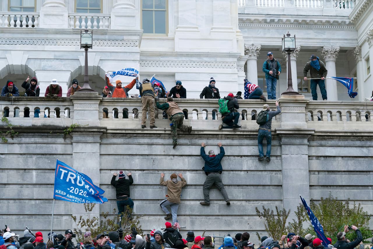 <b>Traspasando el muro</b>
<br>
<br>Una de las escenas emblemáticas del asalto muestra a un grupo de manifestantes trepando uno de los muros del Capitolio. La turba rompió varias ventanas y puertas para poder entrar a la sede del poder legislativo.
<br>