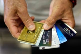 Intente evitar intercambiar dinero o tarjetas de crédito con el cajero. Use un lector de tarjetas de crédito cuando sea posible.