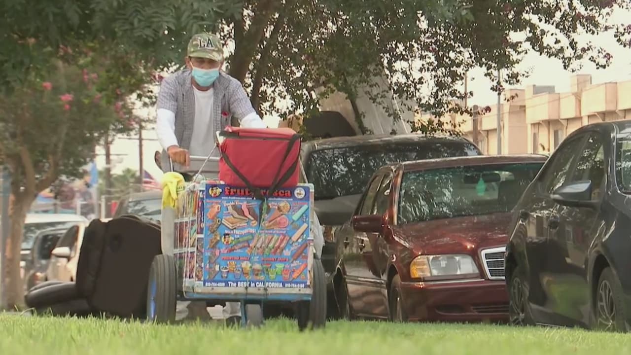 Este vendedor ambulante confía en que la comunidad le brinde una mano para poder caminar con normalidad