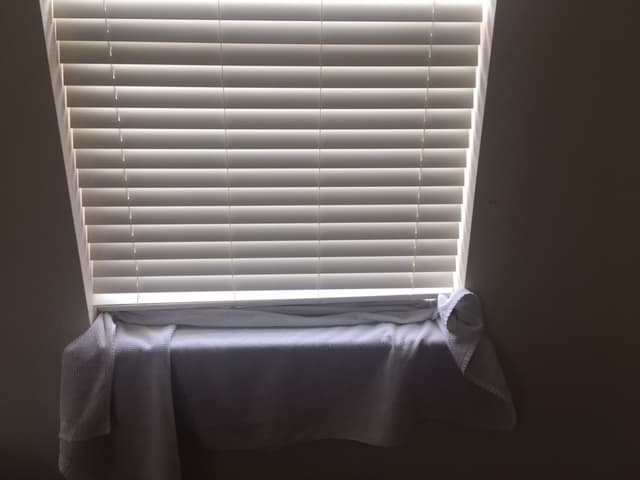 Hemos aprendido a cerrar las persianas y poner toallas en los bordes de ventanas y puertas, porque el aire helado se cuela por cualquier resquicio.