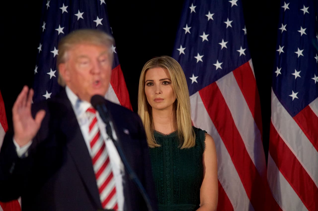 Su papel durante la campaña presidencial fue fundamental. 
<b><a href="http://www.univision.com/noticias/elecciones-2016/ahora-trump-dice-que-sus-insultos-hacia-las-mujeres-eran-para-divertir">Su padre no hizo sino meterla en aprietos con todas sus declaraciones sobre las mujeres</a></b>, y aunque muchas le reprocharon su mutismo y 
<b><a href="http://www.univision.com/estilo-de-vida/trending/algunas-mujeres-tienen-un-mensaje-para-ivanka-y-lo-han-hecho-correr-por-internet">la alentaron a no borrar todo su legado como empresaria involucrándose en la difícil campaña</a></b>, ella se mantuvo firme al lado de él con el argumento de que los medios "desconocían el verdadero Trump". 
<br>