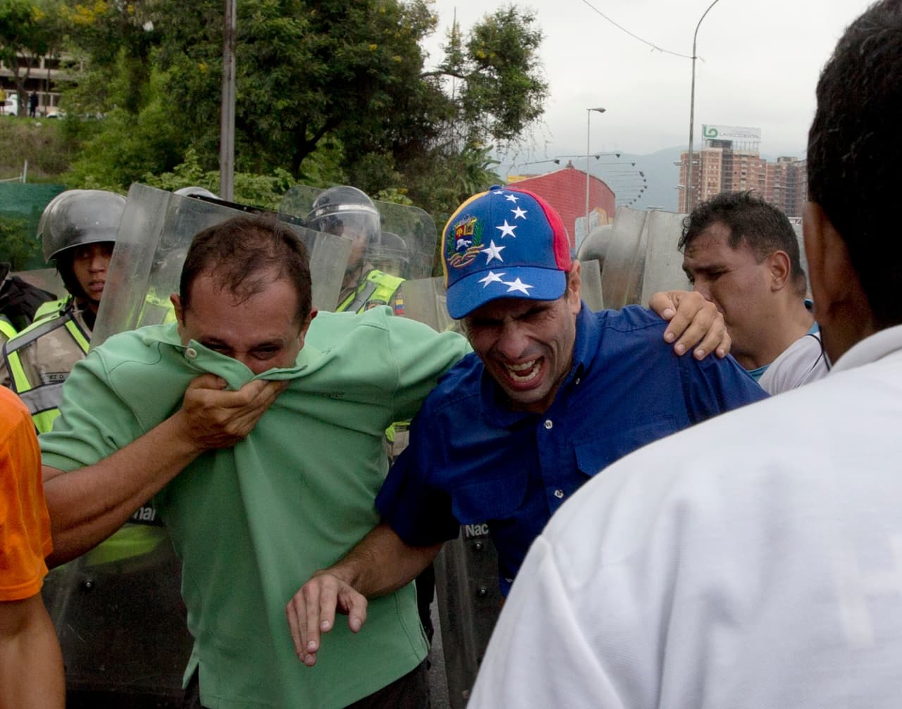 El Consejo Nacional Electoral, de tendencia oficialista, alarga la posibilidad constitucional de un referendo revocatorio presidencial. Durante una protesta por esta situación, la policía nacional atacó con gas pimienta directo al rostro del líder opositor Henrique Capriles Radonski, 11 de mayo de 2016.