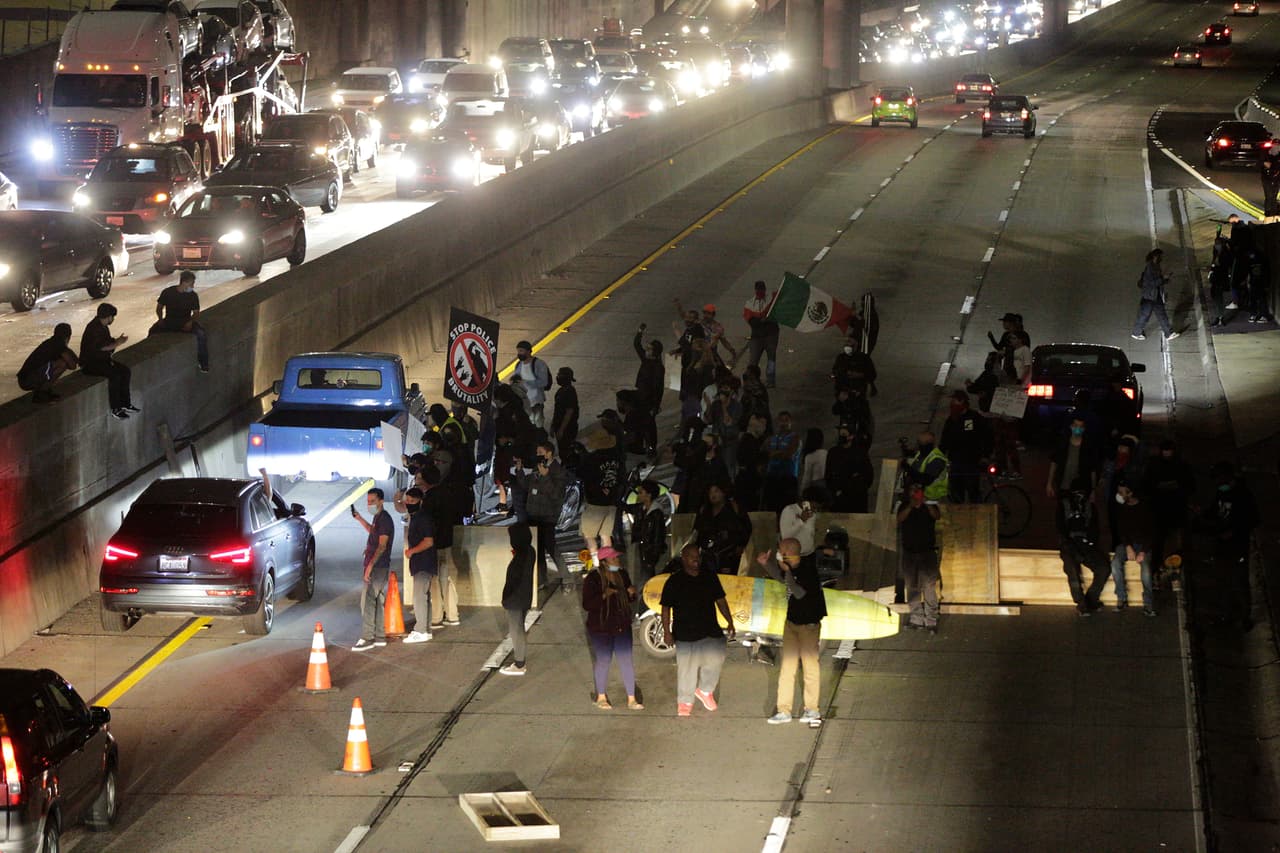 El tráfico fue bloqueado cuando los manifestantes llegaron hasta la autopista Harbor 110 en dirección norte, cerca de la Calle 5th.