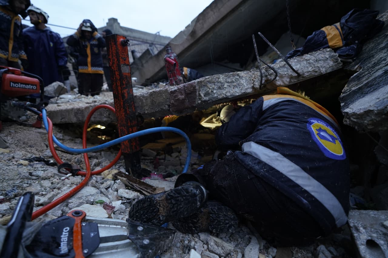 Un rescatista en labores de salvamento en la villa siria de Shalakh, golpeada fuertemente por el terremoto.