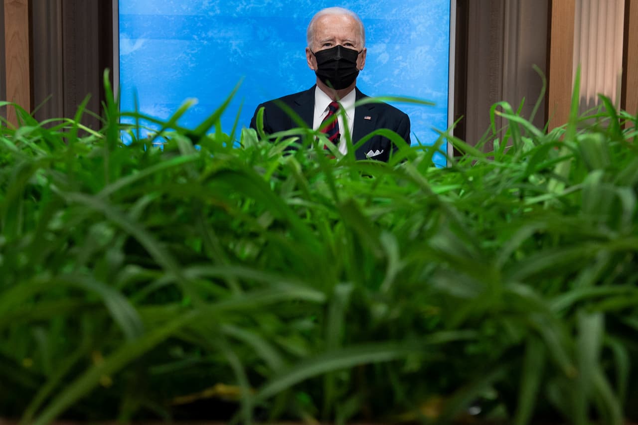 <b>50% menos emisiones de gases contaminantes en un plazo de 10 años: “Los científicos nos dicen que esta es la década decisiva”.</b>
<br>
<br>El 22 de abril, día de la Tierra, Joe Biden se comprometió a reducir a un poco más de la mitad 
<a href="https://www.univision.com/noticias/politica/biden-sera-anfitrion-esta-semana-de-cumbre-mundial-con-lideres-participando-de-manera-remota"><u>la contaminación generada en el país por los gases de efecto invernadero</u></a> y puso como meta el año 2030. Su anuncio lo hizo al iniciarse la cumbre climática virtual de dos días y reconoció que se trata de un objetivo que va a requerir cambios radicales en los sectores de energía y transporte.
<br>