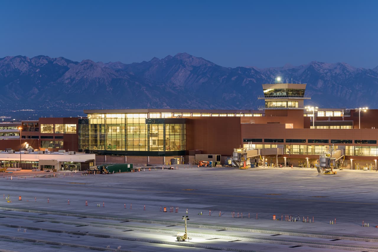 El nuevo aeropuerto fue diseñado por la firma global de diseño, arquitectura, ingeniería HOK, la misma firma encargada de múltiples construcciones de vanguardia, incluyendo el nuevo Terminal B del Aeropuerto LaGuardia de la ciudad de Nueva York, el parque científico LG en Corea del Sur, y el estadio Mercedes-Benz en Atlanta.