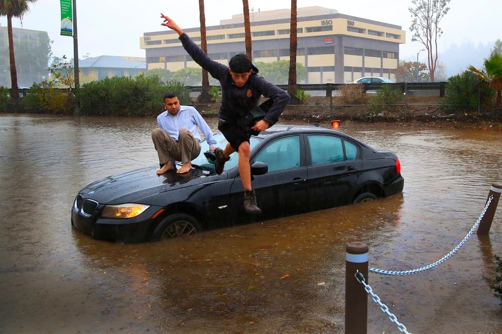 Dos personas abandonan el carro en San Diego debido al nivel del agua