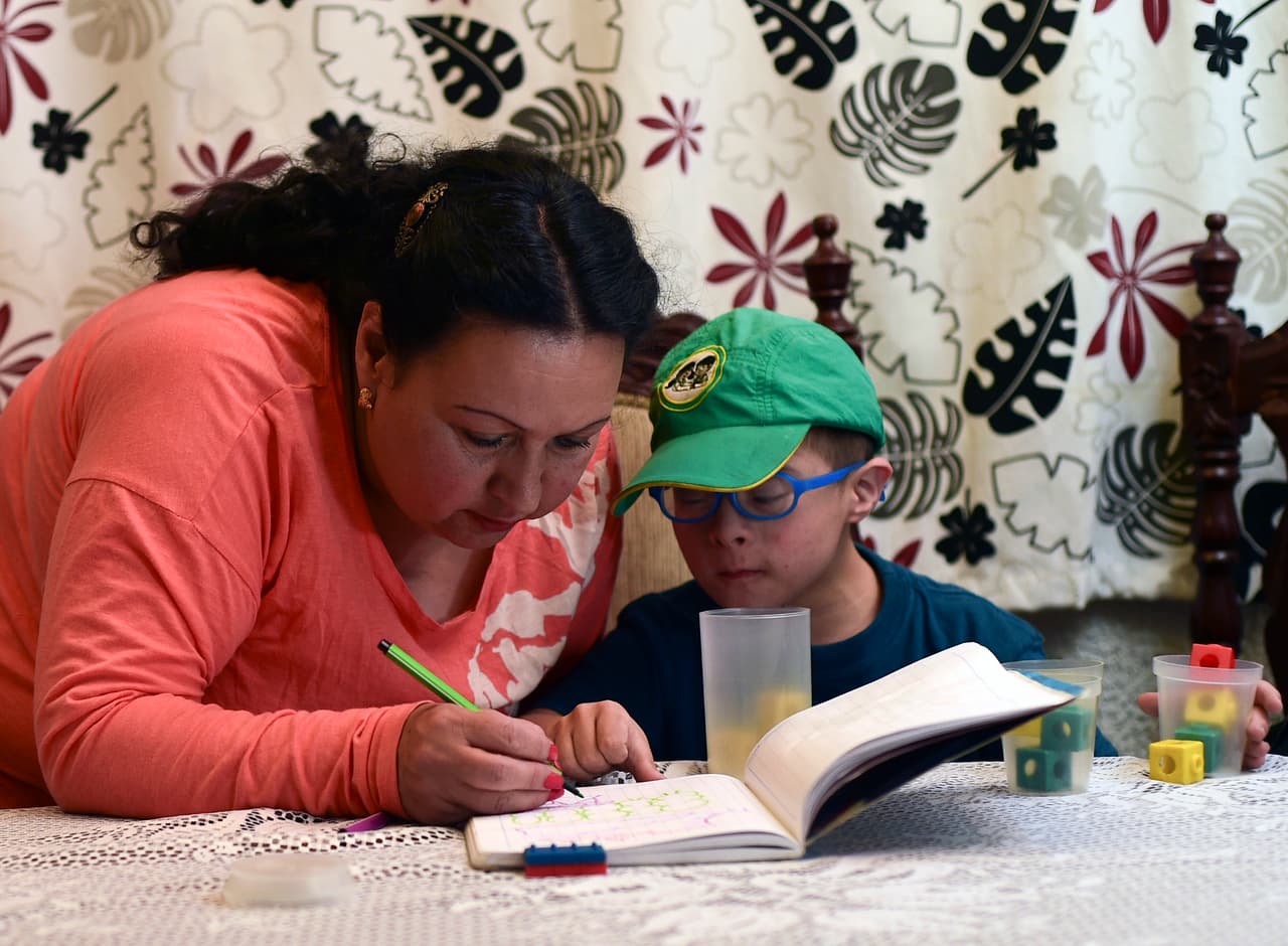 Mantener a un niño 
<b>comprometido en su aprendizaje depende de la “la cantidad y calidad de tiempo que los estudiantes dedican a actividades de aprendizaje a distancia”</b>, de acuerdo con Linda Carling, Ed.D., investigadora del centro de estudios educativos de la Universidad Hopkins.
