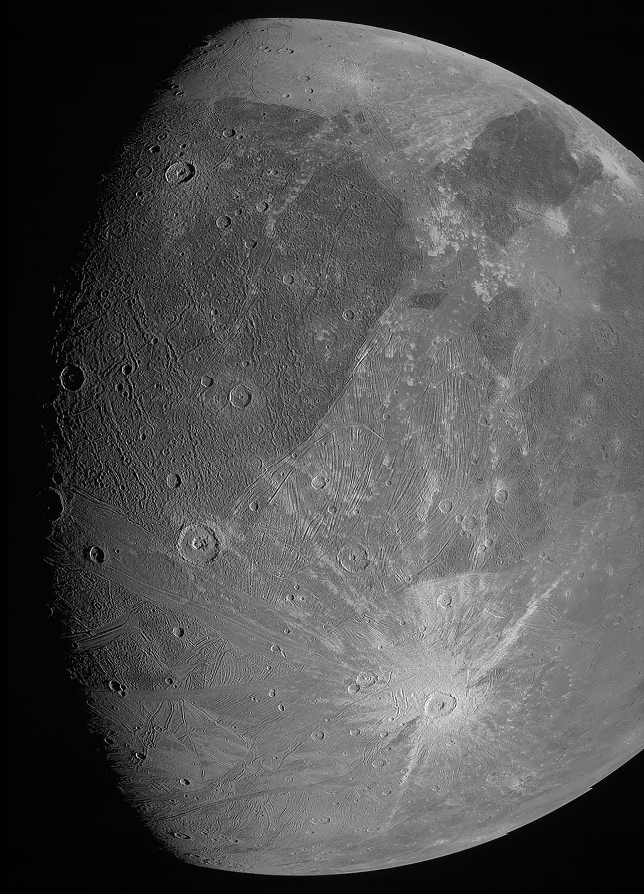 Un acercamiento a la luna Ganímedes, el satélite más grande del sistema solar. Las emisiones electromagnéticas captadas y luego convertidas en audio describen la intensa actividad electromagnética de esta luna, uno de los grandes nuevos hallazgos. 
<br>
<br>“Si escuchas con atención, puedes percibir el cambio abrupto a frecuencias más altas alrededor del punto medio de la grabación, lo que representa la entrada a una región diferente en la magnetosfera de Ganímedes”, explicó Scott Bolton, uno de los científicos del proyecto. 
<br>
<br>Para algunos el sonido 
<a href="https://www.washingtonpost.com/science/2021/12/19/juno-mission-ganymede/"><u>es parecido al de R2D2</u></a>, uno de los personajes de la serie de películas ‘La Guerra de las Galaxias’. 
<a href="https://youtu.be/_09R6jIo74U"><u>Escuche aquí el sonido del campo electromagnético de Ganímedes</u></a>