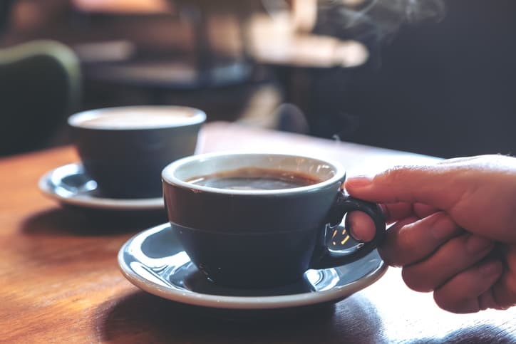 Hallan “reducción significativa” del riesgo de muerte y enfermedades cardiovasculares en quienes beben de 2 a 3 tazas diarias de café
