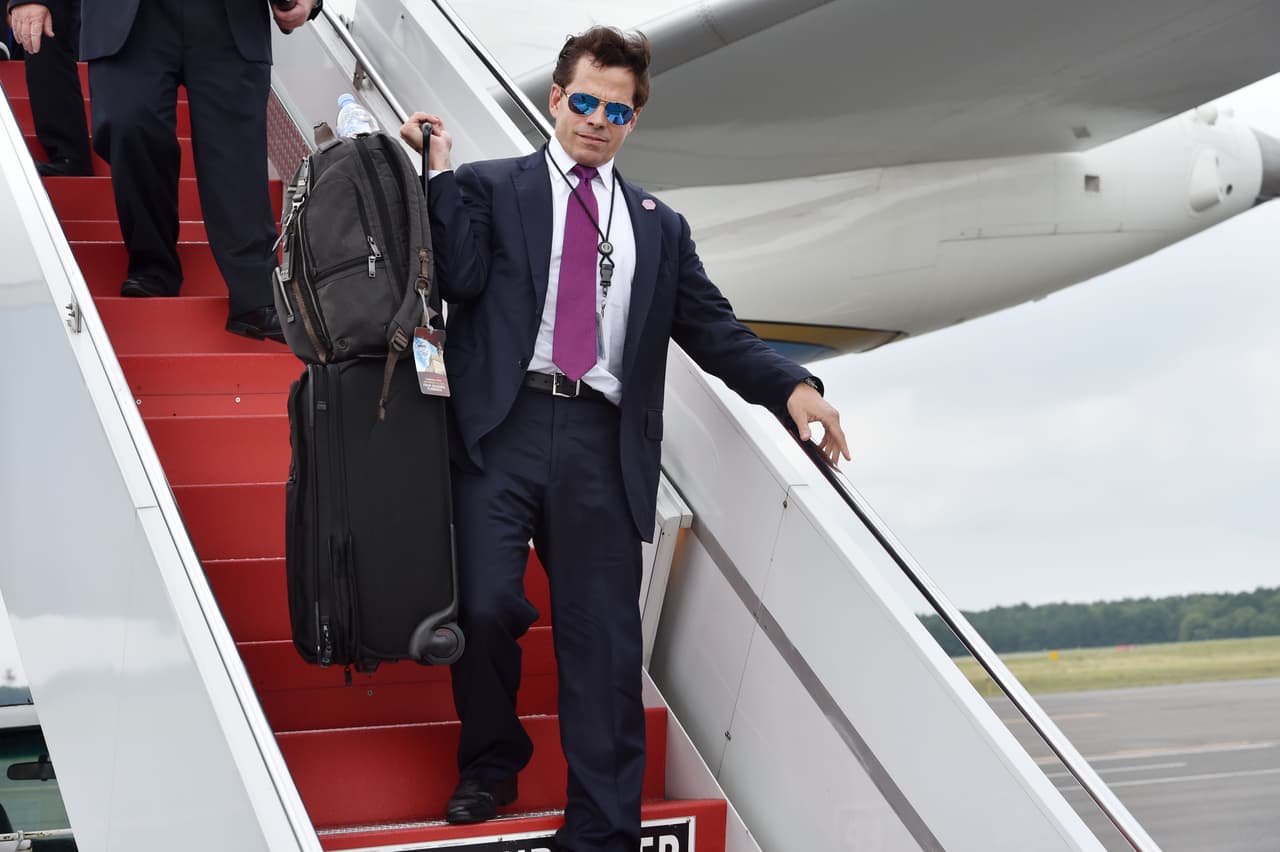Luego de pocos días como director de comunicaciones de la presidencia, 
<b>Anthony Scaramucci,</b> salió de su cargo a petición del nuevo jefe de gabinete designado por el presidente 
<b><a href="http://www.univision.com/temas/donald-trump">Donald Trump</a></b>, John Kelly. "Anthony Scaramucci dejará su cargo como director de comunicaciones de la Casa Blanca. El señor Scaramucci consideró que era mejor darle al jefe de gabinete John Kelly una pizarra limpia y la capacidad de construir su propio equipo. Le deseamos todo lo mejor", señala el comunicado de la Casa Blanca que confirmaba la salida de Scaramucci.