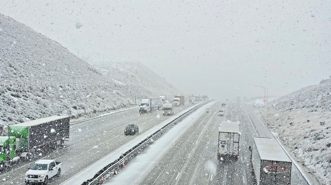 <b>En la autopista 5, </b>a la altura de Grapevine, Lebec y Gorman, en el condado de Kern, ambos carriles se mantienen abiertos, sin embargo, desde el lunes, la apertura y reapertura de esta vía ha sido intermitente.