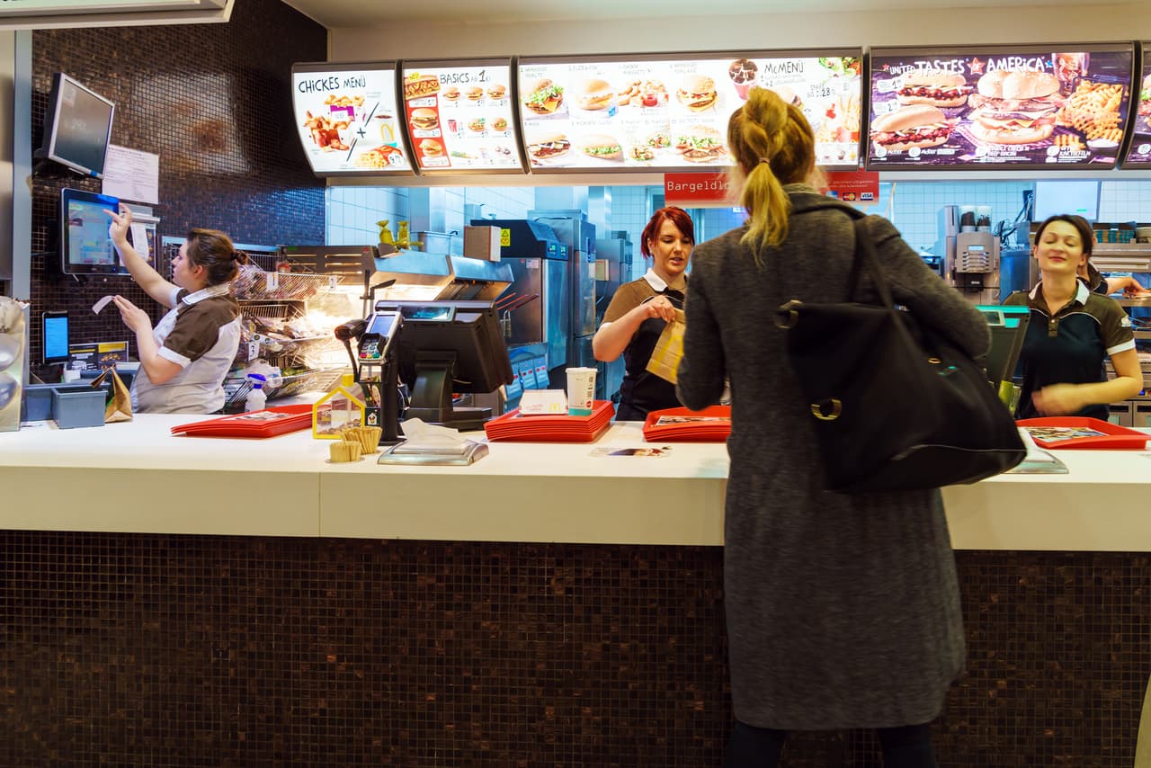 <b>Puesto 1. Trabajadores de comida rápida y mostradores.</b>
<br>
<br>Salario anual promedio: 24,336 dólares.
<br>
<br>Número total de trabajadores en 2020: 231,000.
<br>
<br>Proyección del cambio en la cantidad de personas en este empleo de 2019 a 2029: +11.4%.
<br>
<br>Empleados en este oficio con licenciatura universitaria: 15.2%.
<br>
<br>Estos trabajadores se encuentran entre los más jóvenes del país, con una edad promedio de 22.4 años, más de 20 años más joven que la edad promedio entre todas las ocupaciones.
<br>
