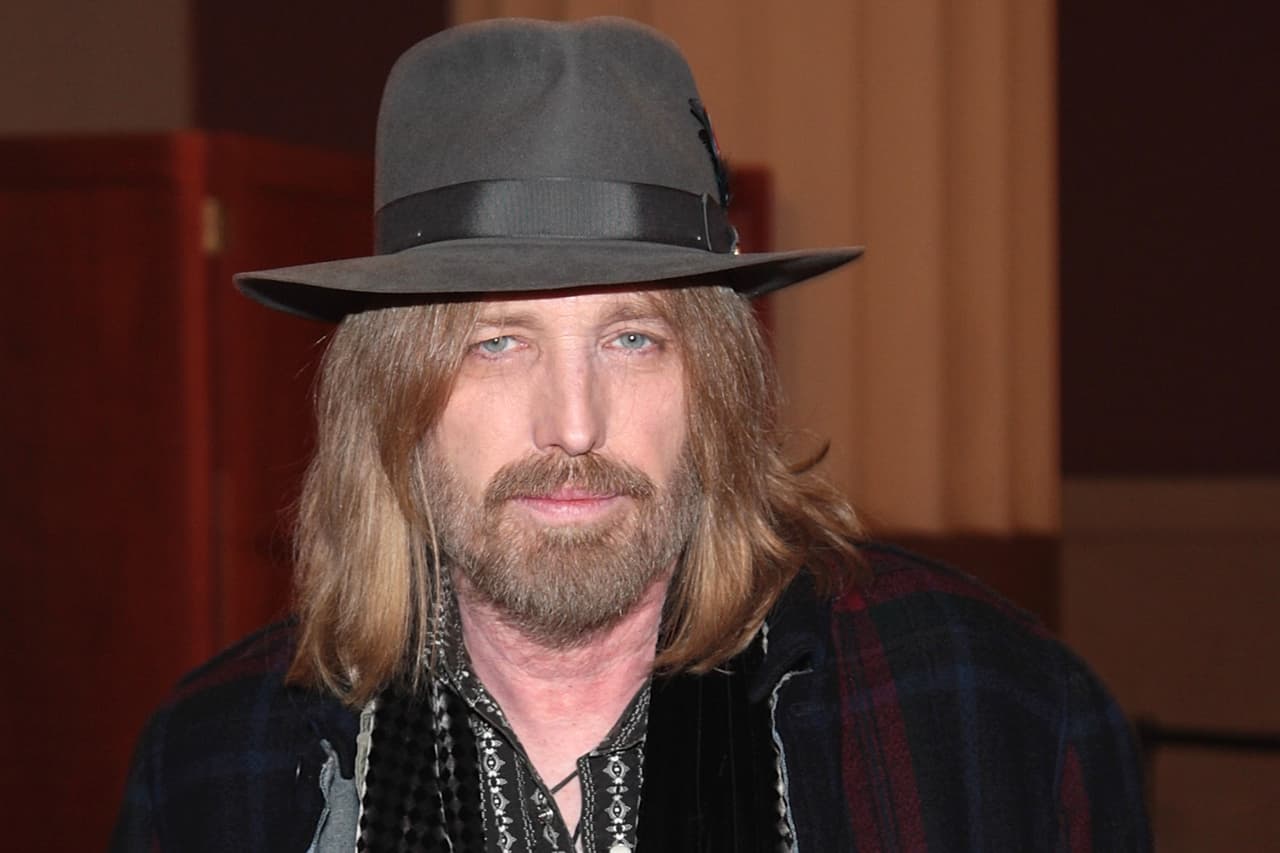 <b>Tom Petty.</b> La familia de la leyenda del rock estadounidense, fallecido en 2017, envió una carta a la campaña del presidente solicitando que no utilizarán más el tema "I won't back down" (No retrocederé, en español). La pieza fue reproducida en Tulsa, Oklahoma, donde ocurrió 
<a href="https://www.univision.com/noticias/sucesos/uno-de-los-actos-de-violencia-racial-mas-terribles-y-olvidados-de-la-historia-de-eeuu-la-masacre-de-tulsa-fotos"><u>uno de los actos de violencia racial más brutales de la historia hace un siglo</u></a>, y que Trump seleccionó para encontrarse con sus seguidores. En un comunicado publicado en 
<a href="https://twitter.com/tompetty/status/1274527971513004033"><u>la cuenta de Twitter de Petty</u></a> la familia dijo que el uso de la canción “no estaba autorizado de ninguna manera (...). Tanto el difunto Tom Petty como su familia se oponen firmemente al racismo y la discriminación de cualquier tipo”, se lee en el comunicado.