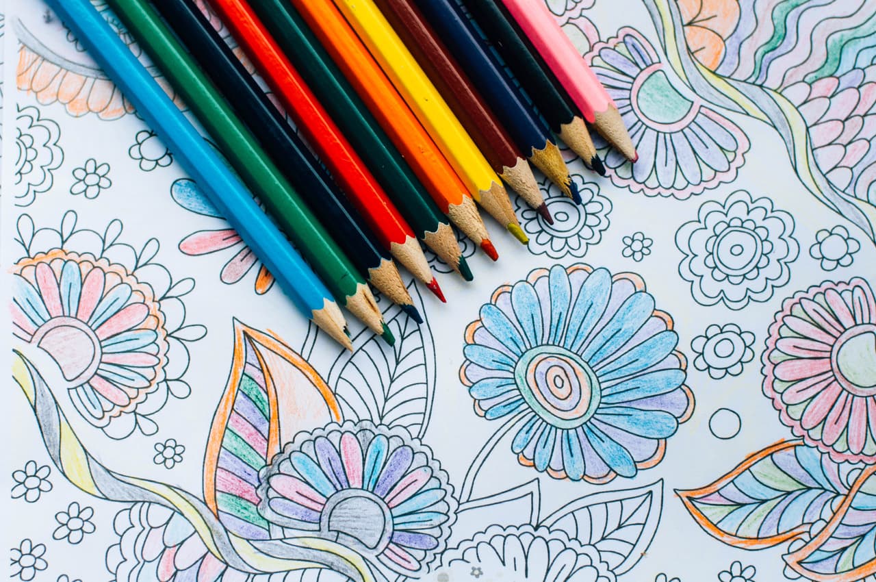 <b>Colorear</b> tiene un efecto calmante, en todas las estaciones del año. Esta tarea, al igual que 
<a href="https://www.ncbi.nlm.nih.gov/pmc/articles/PMC8071848/" target="_blank">cocinar</a> o dibujar funciona como '
<a href="https://www.eldiario.es/consumoclaro/cuidarse/neurobic-gimnasia-mental-mantener-cerebro_1_3220131.html" target="_blank">gimnasia mental'</a> y 
<b>reducen el estrés y la ansiedad </b>y, por lo tanto, el riesgo de depresión. Un 
<a href="https://journals.oslomet.no/index.php/formakademisk/article/view/1908" target="_blank">trabajo</a> de la Universidad de Helsinki, en Finlandia, recalca que realizar manualidades “ayuda regular los estados mentales” y permite alcanzar lo que en psicología positiva se llama 'estado de flujo': tener la mente inmersa por completo en la tarea que se ejecuta.