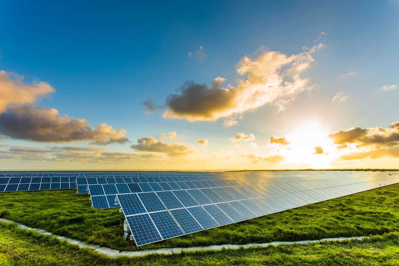 <b>Puesto 12. Francia</b>
<br>
<br>Total de la producción mundial: 1.6%.
<br>
<br>Capacidad instalada: 11,733 megavatios.
<br>
<br>Vatios por habitante: 148.
<br>
<br>En 2019, las empresas chinas produjeron el 66% del polisilicio del mundo, el componente inicial de los paneles fotovoltaicos (PV) basados en silicio.
<br>