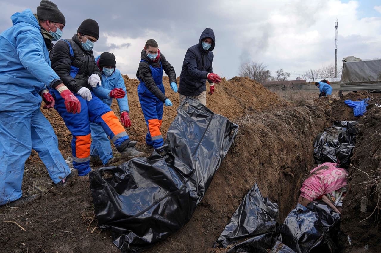 En la foto: 
<b>Cadáveres en una fosa común en las afueras de Mariupol</b>, el 9 de marzo. La gente no puede enterrar a sus muertos debido al intenso bombardeo de las fuerzas rusas. 
<br>
<br>
<br>
<br>