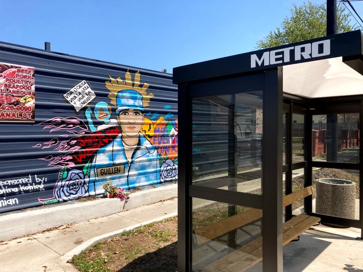 El mural en una parada de autobús pintado por el artista Icebox es uno de los varios que honran a Vanessa Guillén en la calle Canal de Houston.