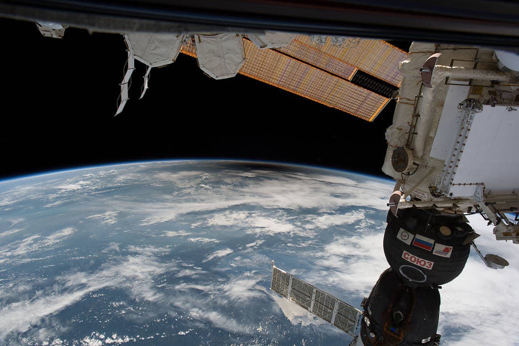 A medida que millones de personas en los Estados Unidos experimentaron un eclipse total de Sol en agosto de 2017 cuando la umbra, o la sombra de la luna pasó sobre ellos, solo seis personas fueron testigos de la umbra desde el espacio (mancha negra al fondo).