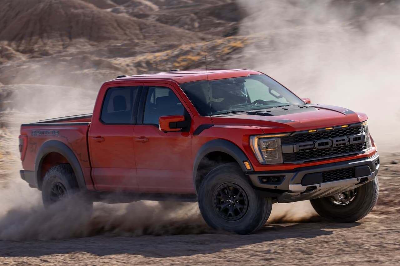De esta manera, por primera vez en más de 10 años, la Raptor está obligada tanto a superar a su ilustre predecesor como a hacerle frente a una feroz contrincante, que con sus 702 caballos de fuerza ya fue capaz de adueñarse del título de la camioneta más poderosa del mundo.