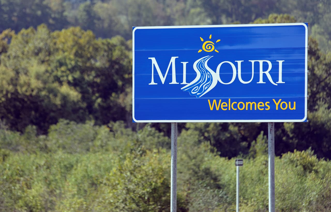 <b>Puesto 6. Missouri</b>
<br>
<br>Costo anual promedio del mantenimiento de un automóvil: 3,369 dólares.
<br>
<br>Costo anual promedio de la revisión de la luz de reparación del motor encendida: 224 dólares en repuestos y 151 dólares en mano de obra.
<br>
<br>Costo anual promedio del seguro: 1,895 dólares.
<br>
<br>Gasto anual en gasolina por cada conductor con licencia en el estado: 1,098 dólares.
<br>
<br>Costo promedio de la gasolina al 20 de junio de 2021: 2.84 dólares por galón.