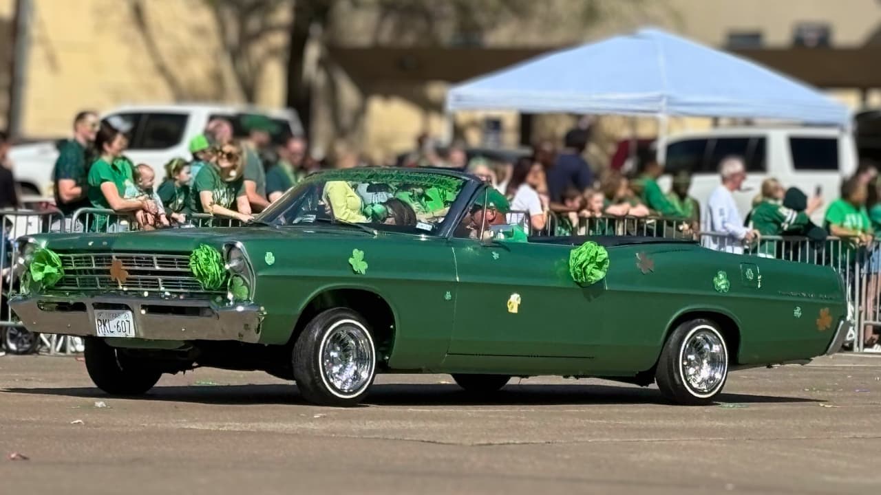 Desde 2019, los 
<a href="https://maps.app.goo.gl/JnRECayb2vD83wCu6" target="_blank">desfiles dominicales en Jefferson Boulevard</a> han convertido esta tradición en un punto de encuentro comunitario. Familias y entusiastas se reúnen para exhibir sus vehículos, compartir su pasión y 
<b>desafiar los estereotipos negativos que por años han acompañado a esta escena.</b>