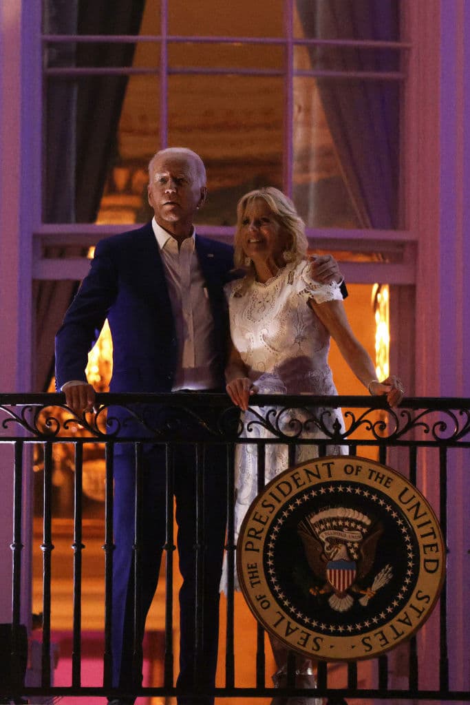 <a href="https://www.univision.com/temas/joe-biden">El presidente Joe Biden</a> rindió también tributo a quienes han perdido sus vidas por la pandemia. Pese a los progresos hechos con la vacunación, 
<b>EEUU sigue siendo el país con mayor número de muertes en términos absolutos en la pandemia, con más de 600,000.</b>