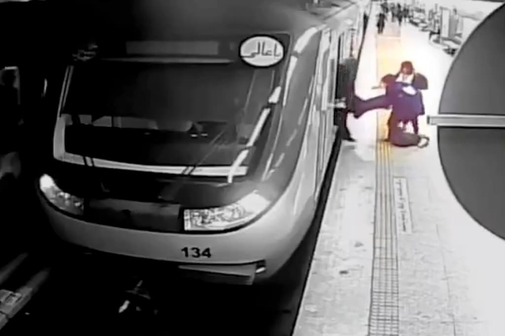 ¿Qué pasó con la joven iraní Armita Geravand? Entró a un vagón del metro sin velo y poco después la sacaron desvanecida