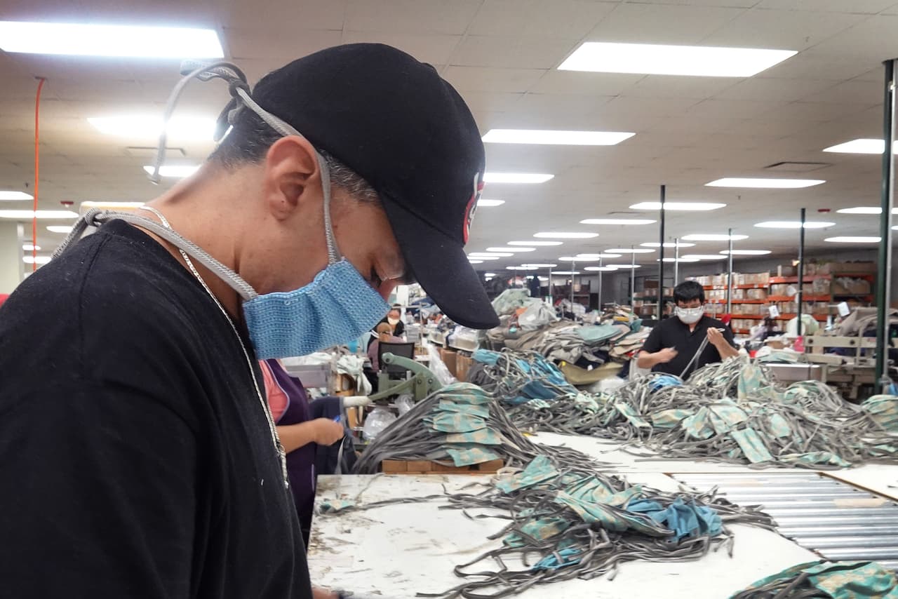 <b>Cambio de ramo por la emergencia. </b>Los trabajadores de NorthCape, una empresa fabricante de muebles, están elaborando artículos para la protección del contagio del coronavirus, en Alsip, Illinois. La compañía está manufacturando máscaras protectoras y batas de hospital. El 30 de marzo 2020.