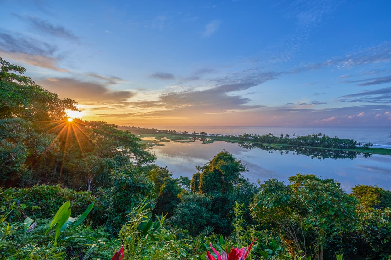 <h2 class="cms-H2-H2">15. Costa Rica</h2>
<br>
<br>🛫 
<b>¿Cuántos estadounidenses se mudaron a este país en 2021?</b> 1,604.
<br>
<br>🛫 
<b>¿Cuánto ha incrementado el porcentaje de migrantes estadounidenses a este país entre 2019 y 2021?</b> 47%
<br>
<br>🛫 
<b>¿Cuántos estadounidenses residen en este país? </b>70,000.
<br>