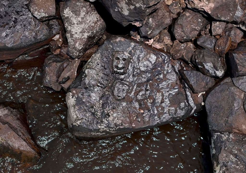 Antiguos grabados rupestres que reaparecieron en la región del Sitio Arqueológico de Lajes el 21 de octubre de 2023.