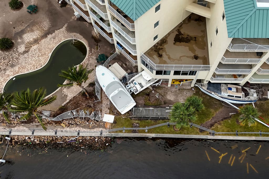 No fue la única embarcación que llegó al patio de la propiedad en Saint Petersburg, Florida.