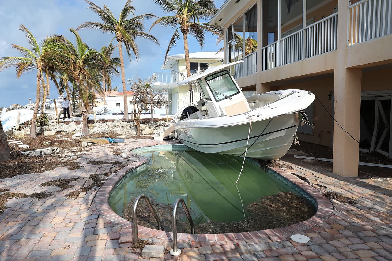 Un barco en una piscina en Duck Key, en los Cayos. Esta parte de Florida recibió los vientos más destructivos de Irma, que pasó como categoría 4 por la zona.