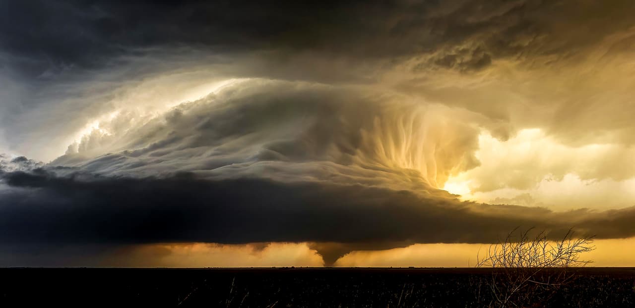 ‘
<b>Un tornado épico dentro de una estructura épica’</b>
<br>
<br>Esta fotografía fue finalista en la categoría ‘fotografía con teléfonos móviles’. “Kyle se sintió increíblemente afortunado de tomar esta foto única en la vida, de una supercélula y un tornado en Dora, Nuevo México”, explicó la Sociedad Real de Meteorología. 
<br>
<br> 
<br>