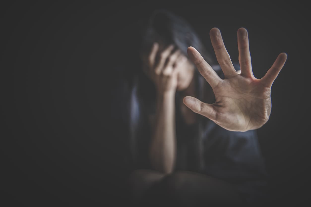Una menor es violada por 11 hombres: le dieron alcohol y la secuestraron durante un festival 
