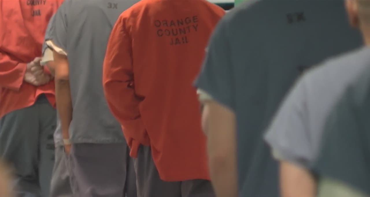 ICE ha liberado cerca de 700 inmigrantes detenidos al tiempo que aumentan los casos de covid-19 