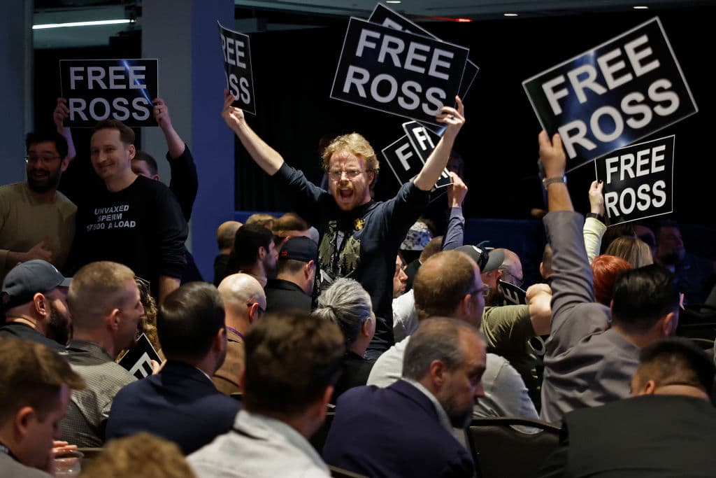 Miembros del Partido Libertario exigen la liberación de Ross Ulbricht durante la convención nacional del partido en mayo de 2024 en Washington DC.