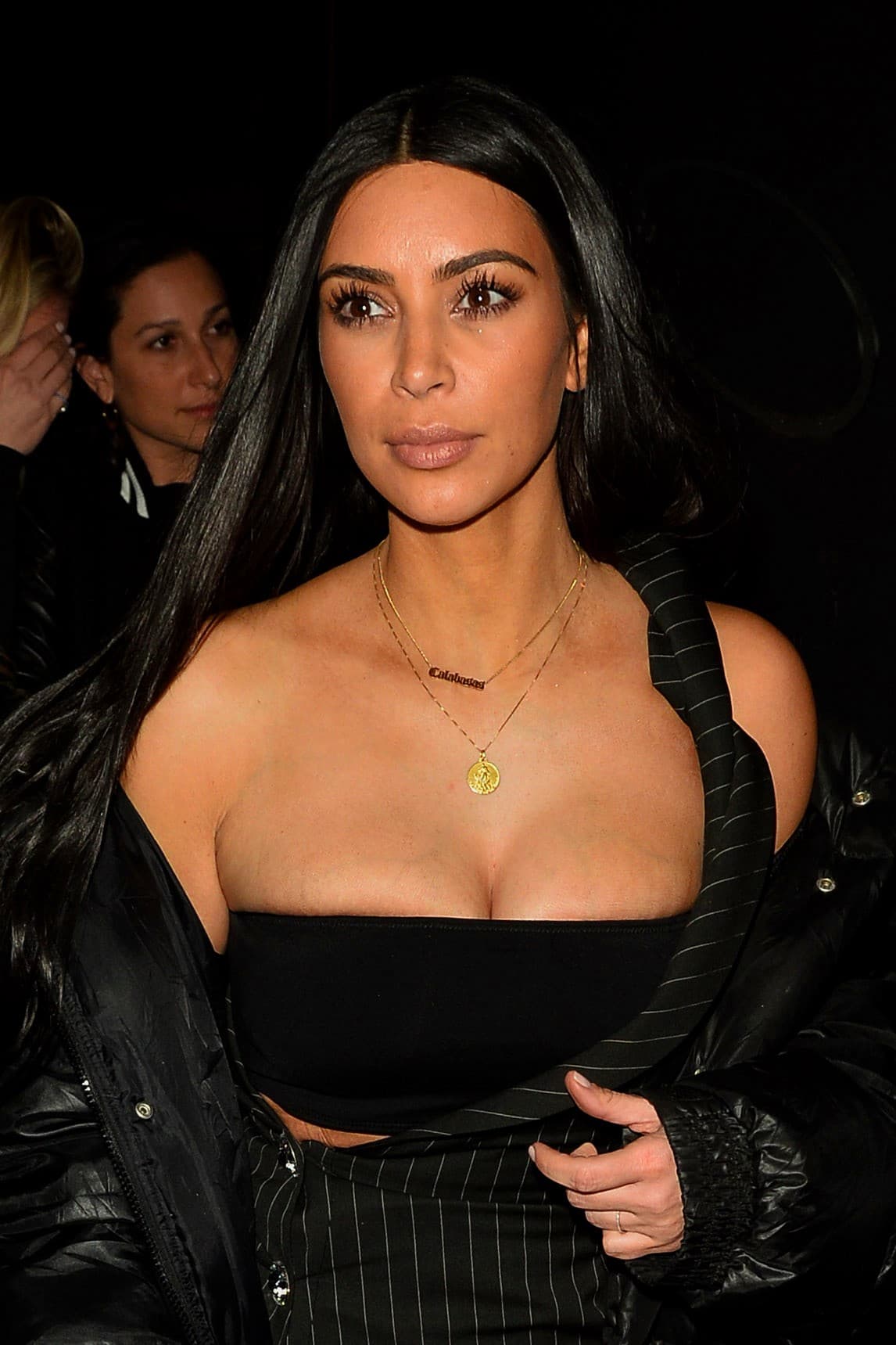<b>Kim kardashian</b> primero sufrió un robo millonario durante unas vacaciones en París, en octubre de 2016 y luego comenzó a recibir extrañas llamadas amenazantes donde exigían un encuentro en persona con ella, a lo cual siempre se negó. Se desconoce si el robo y las llamadas tuvieron relación.