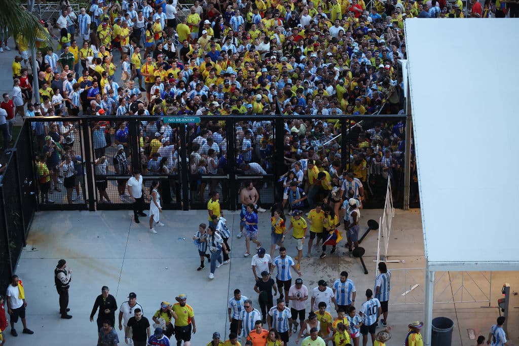 <b>Lección 2</b>: Pelear a los puños por una diferencia con otro ser humano es injustificable. Mucho menos en eventos familiares, como la final de la Copa América 2024. No saber manejar la ira, llevó a que varios aficionados fueran expulsados del partido.