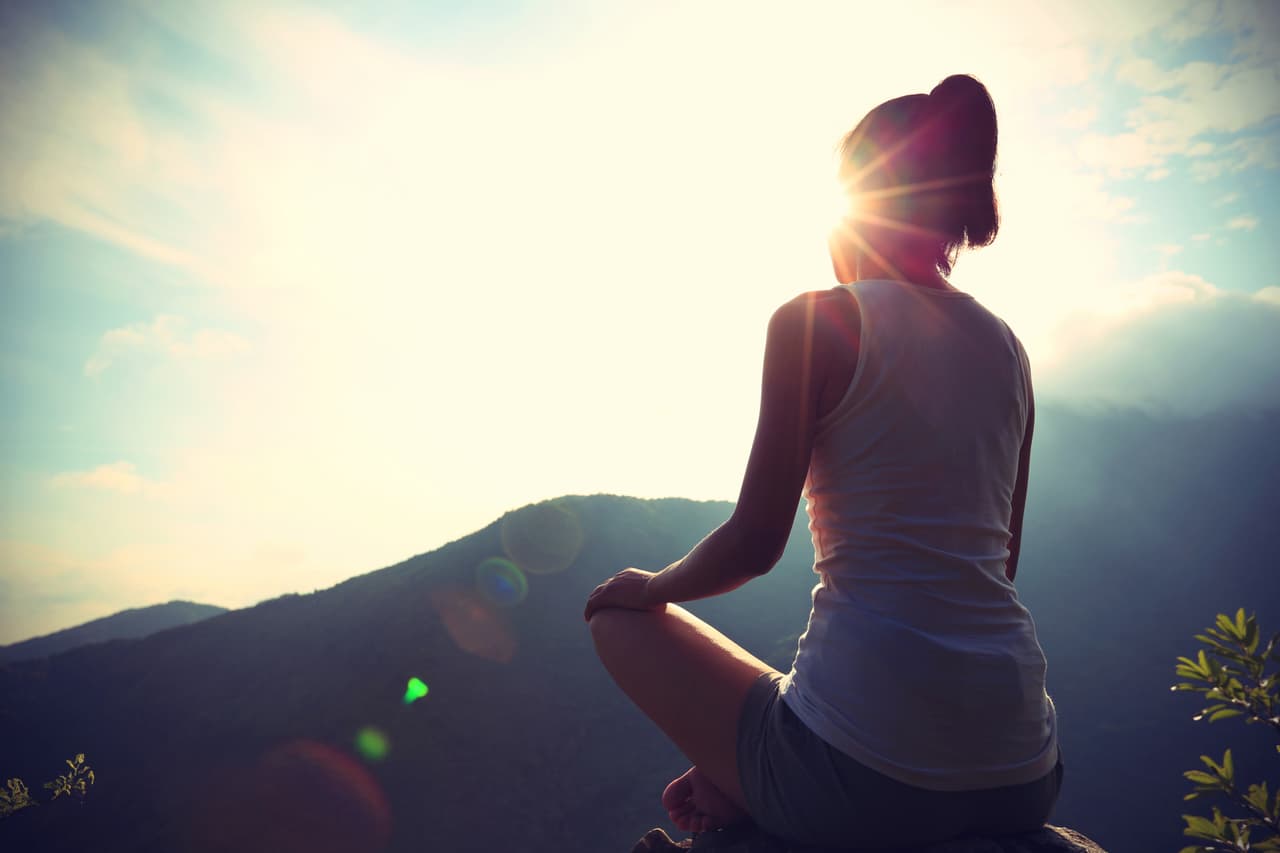 Sin embargo, olvidan que todo eso funciona únicamente si el cambio procede desde adentro. Los cristales y otras técnicas son útiles, como instrumentos que ayudan a desarrollar nuestra concentración y capacidad de meditación, pero no surten efecto cuando no se ha producido una transformación interior genuina.