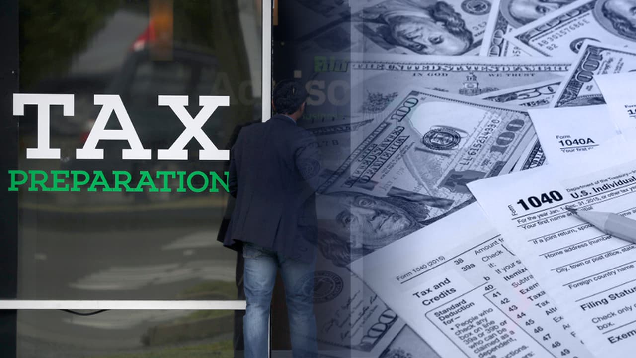 Puedes completar la forma tu mismo o puedes pedir ayuda de un contador certificado por el IRS para que te ayude con la labor.